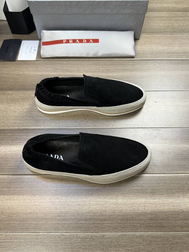 Prada* P: -Size ：38-44 45可订做 普拉达高端品质 原单 -鞋面：反绒小牛皮、品牌织带、后跟鞋口车缝松紧工艺 -内里：水染牛皮 -大底：超